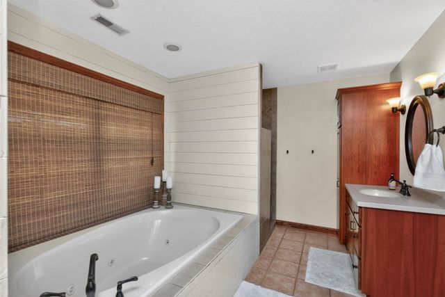 2403 W 10th Avenue, Indianola, IA 50125