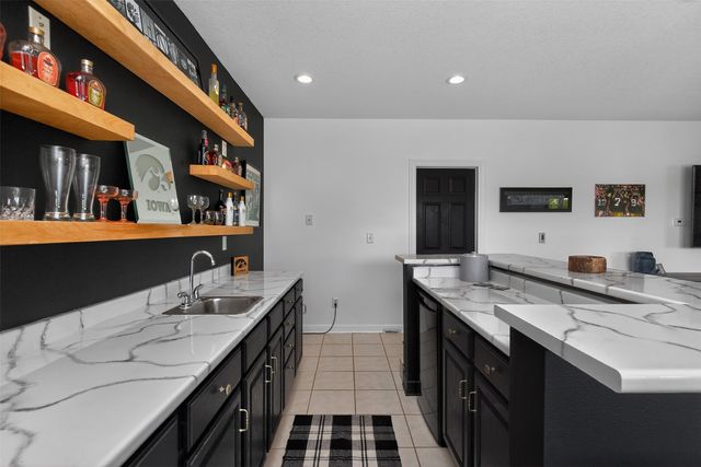 2403 W 10th Avenue, Indianola, IA 50125