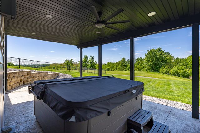 2403 W 10th Avenue, Indianola, IA 50125