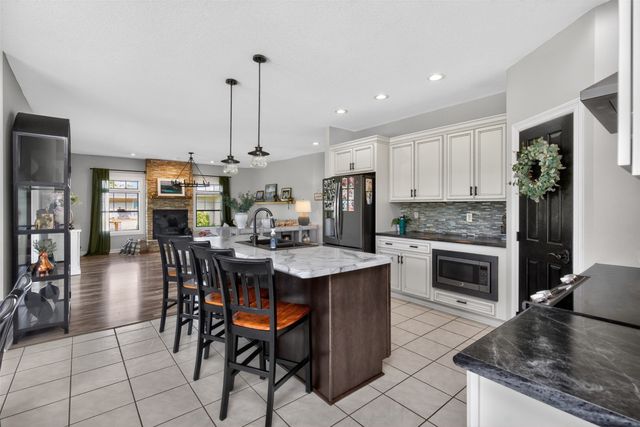 2403 W 10th Avenue, Indianola, IA 50125