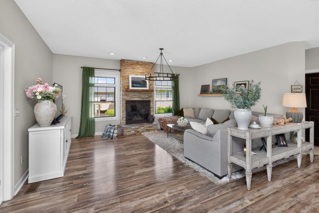 2403 W 10th Avenue, Indianola, IA 50125