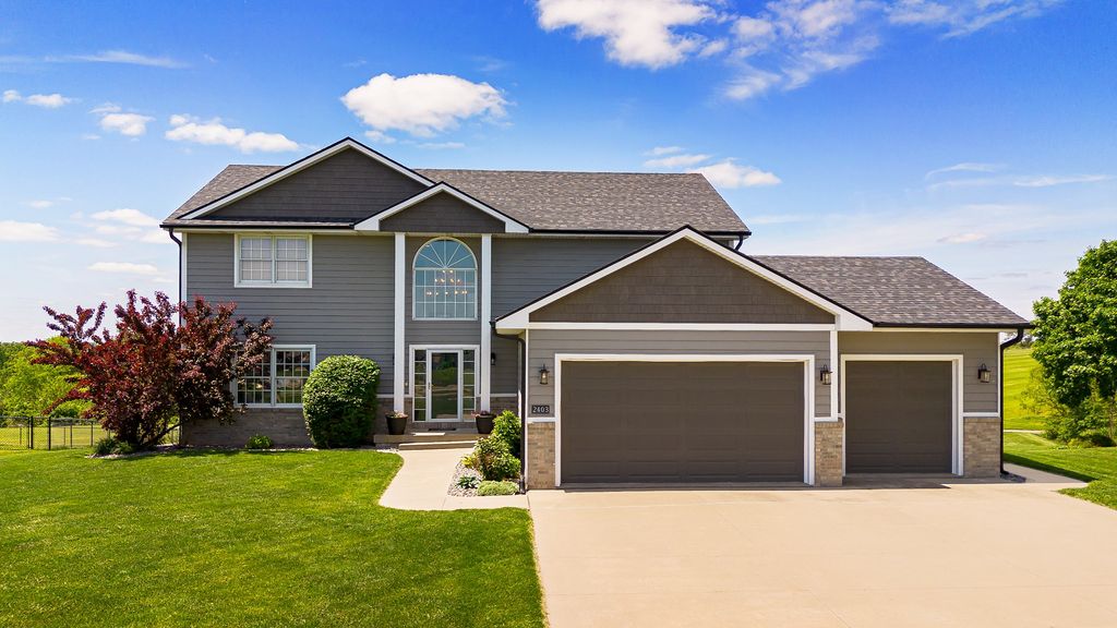 2403 W 10th Avenue, Indianola, IA 50125