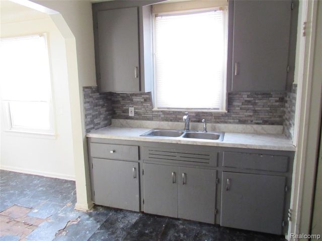 15858 Curtis Street, Detroit, MI 48235