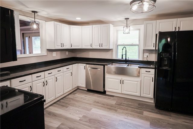 989 Blackhawk Rd, Beaver Falls, PA 15010