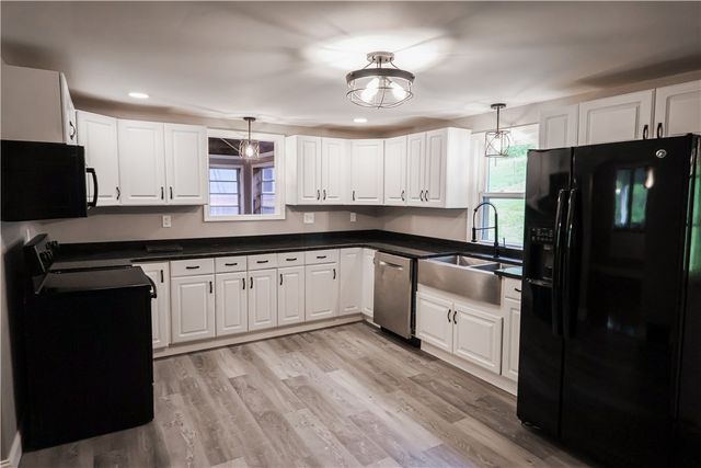 989 Blackhawk Rd, Beaver Falls, PA 15010
