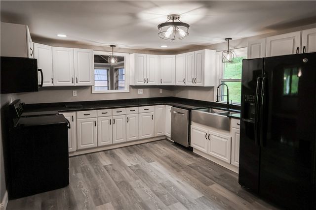 989 Blackhawk Rd, Beaver Falls, PA 15010