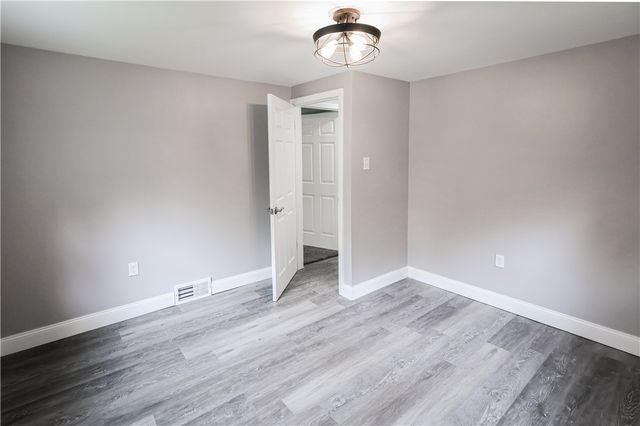989 Blackhawk Rd, Beaver Falls, PA 15010