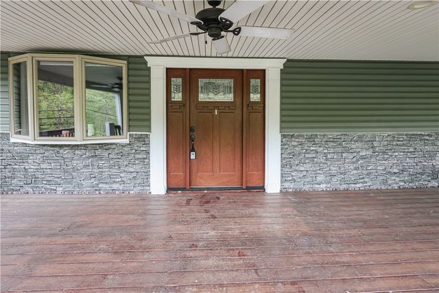 989 Blackhawk Rd, Beaver Falls, PA 15010