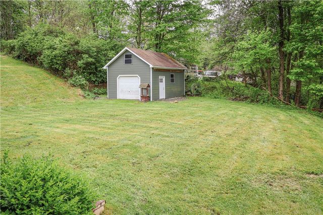 989 Blackhawk Rd, Beaver Falls, PA 15010