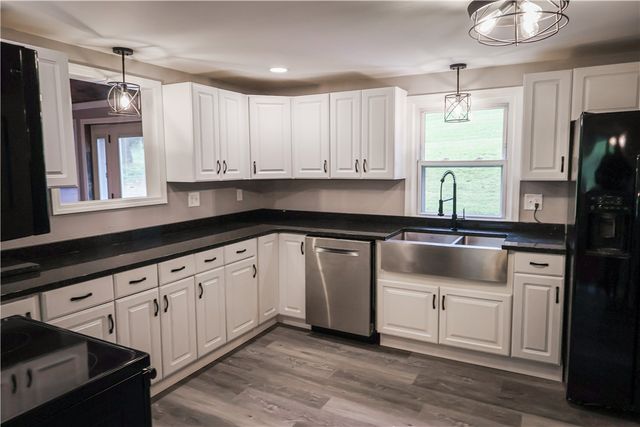 989 Blackhawk Rd, Beaver Falls, PA 15010