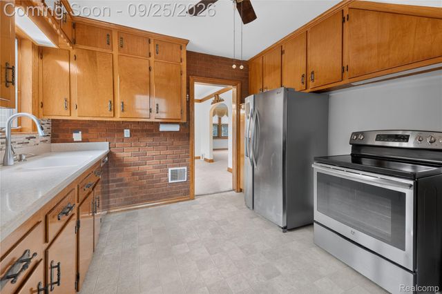 2032 S Trenton Drive, Trenton, MI 48183