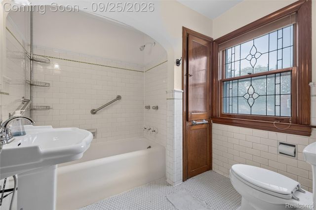 2032 S Trenton Drive, Trenton, MI 48183