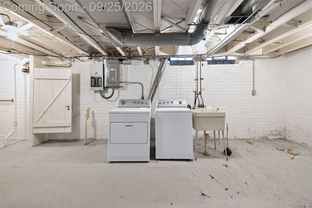2032 S Trenton Drive, Trenton, MI 48183