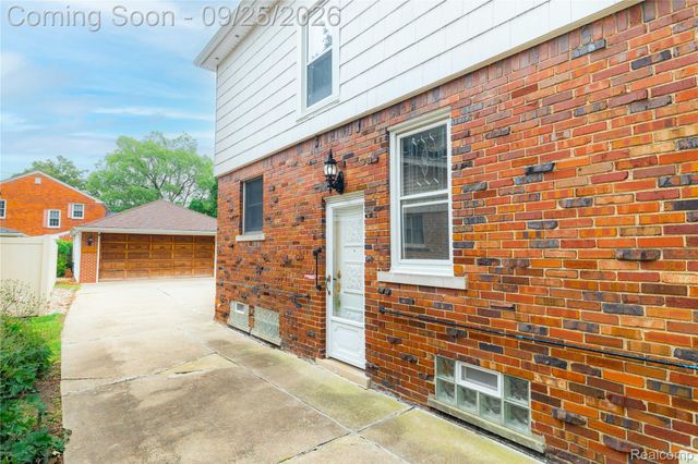 2032 S Trenton Drive, Trenton, MI 48183