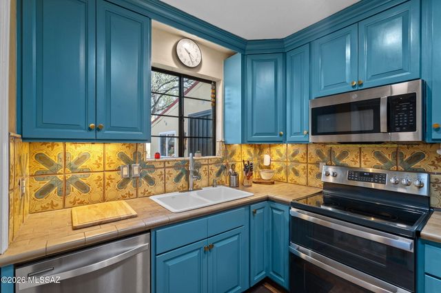 2921 E Waverly Street, Tucson, AZ 85716