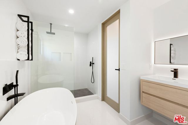 5134 Medina Road, Woodland Hills (los Angeles), CA 91364