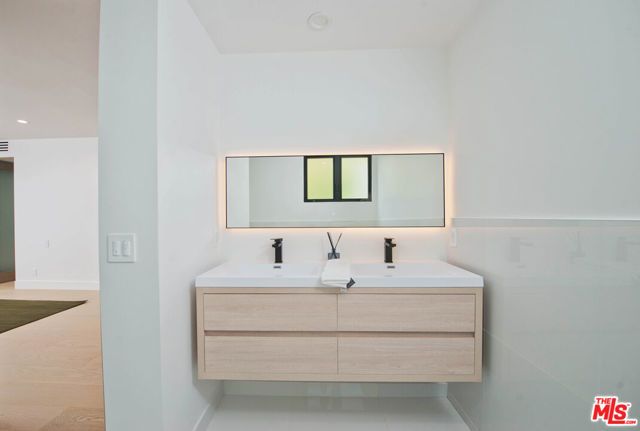 5134 Medina Road, Woodland Hills (los Angeles), CA 91364