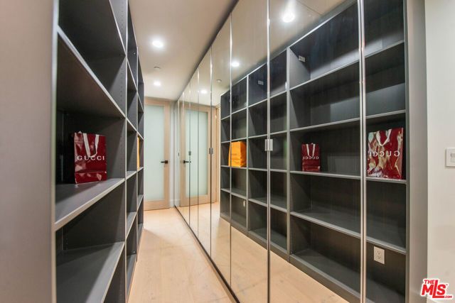 5134 Medina Road, Woodland Hills (los Angeles), CA 91364