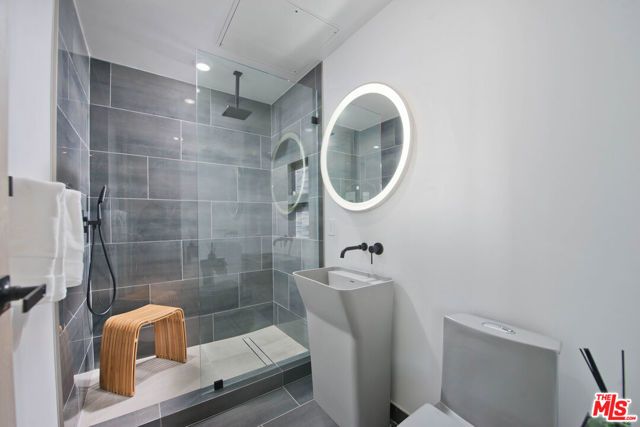 5134 Medina Road, Woodland Hills (los Angeles), CA 91364