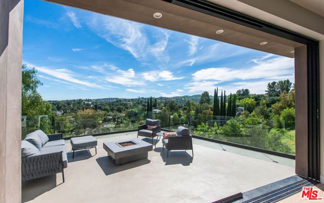 5134 Medina Road, Woodland Hills (los Angeles), CA 91364