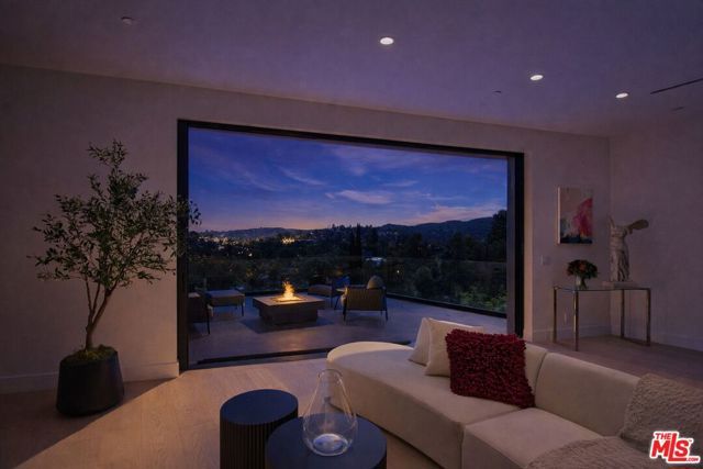 5134 Medina Road, Woodland Hills (los Angeles), CA 91364