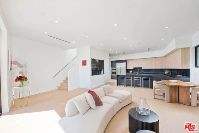 5134 Medina Road, Woodland Hills (los Angeles), CA 91364