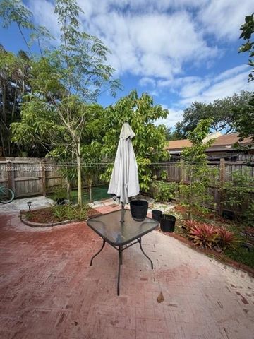 10331 Holly Ct, Pembroke Pines, FL 33026