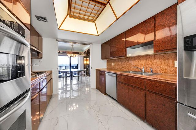 1800 NE 114th St 1103, Miami, FL 33181