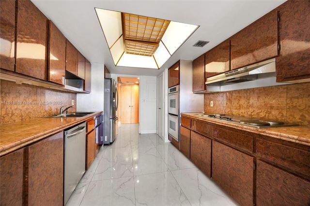 1800 NE 114th St 1103, Miami, FL 33181