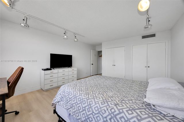 1800 NE 114th St 1103, Miami, FL 33181