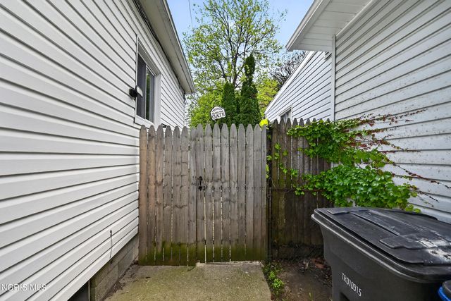 240 Dexter Street, Toledo, OH 43608