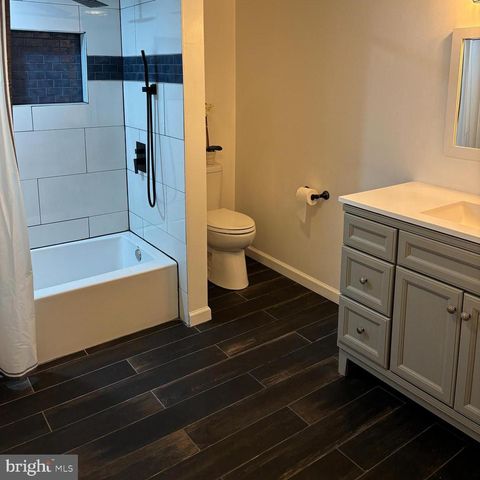 4204-B FENWICK LN, Mount Laurel, NJ 08054