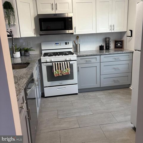 4204-B FENWICK LN, Mount Laurel, NJ 08054