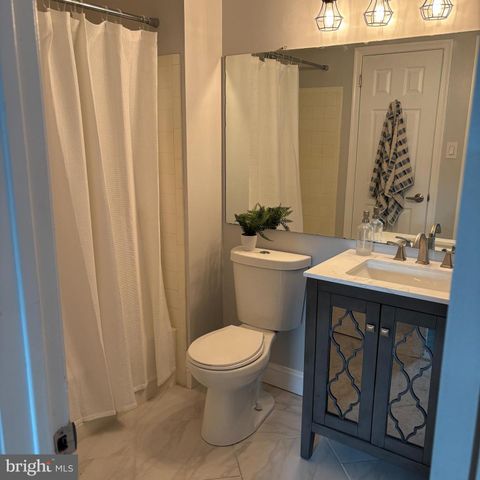 4204-B FENWICK LN, Mount Laurel, NJ 08054