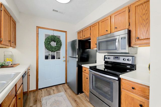 319 N Parkdale Ct, Wichita, KS 67212