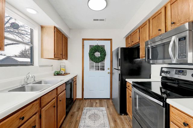 319 N Parkdale Ct, Wichita, KS 67212