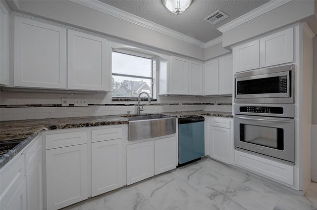 919 Mockingbird Way, Sugar Land, TX 77478