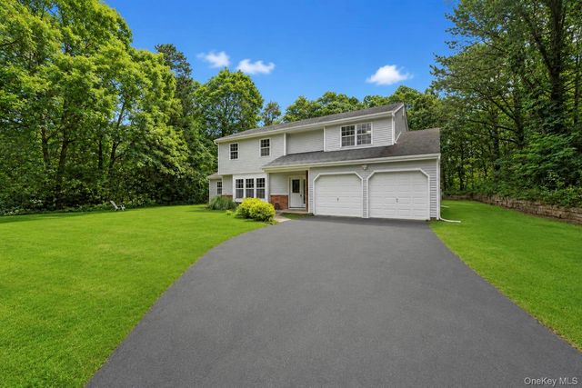 11 Bates Lane, Ridge, NY 11961