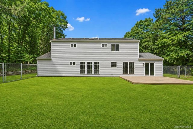 11 Bates Lane, Ridge, NY 11961