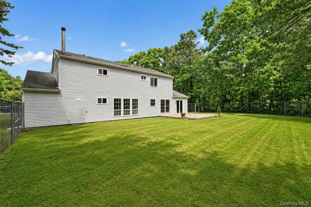 11 Bates Lane, Ridge, NY 11961