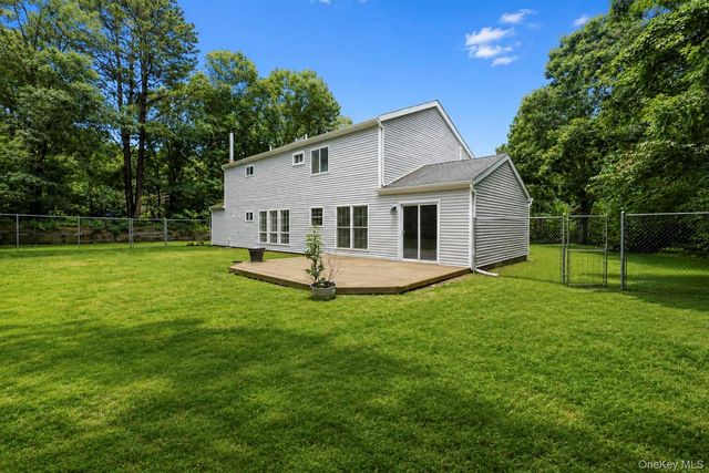 11 Bates Lane, Ridge, NY 11961