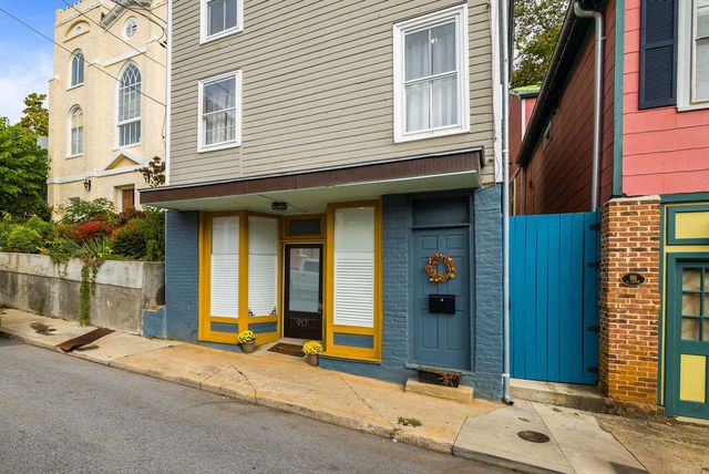 917 W BEVERLEY ST, Staunton, VA 22980