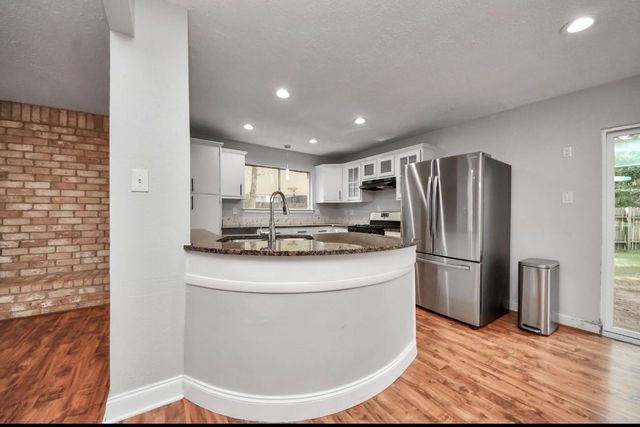 2015 E Lacey Oak Cir, The Woodlands, TX 77380