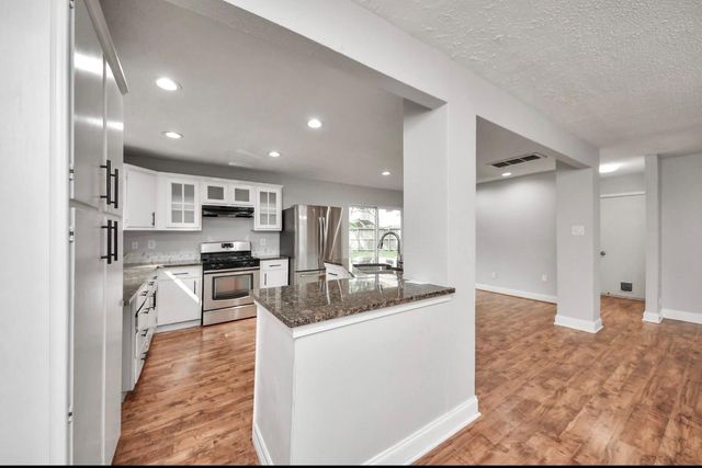 2015 E Lacey Oak Cir, The Woodlands, TX 77380