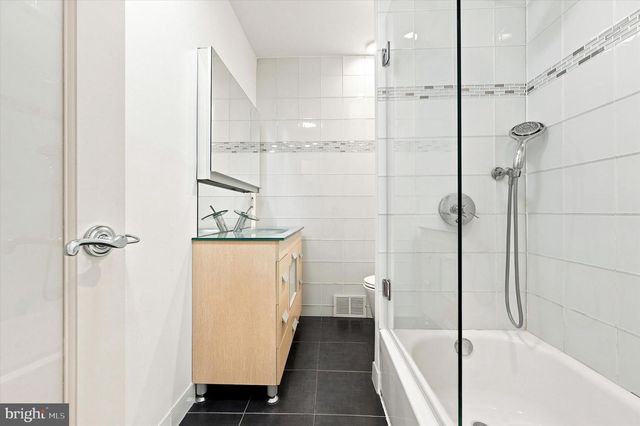 1411 SANDWOOD RD, Conshohocken, PA 19428