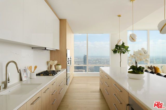 1000 W 8th Street 5802, Los Angeles, CA 90017