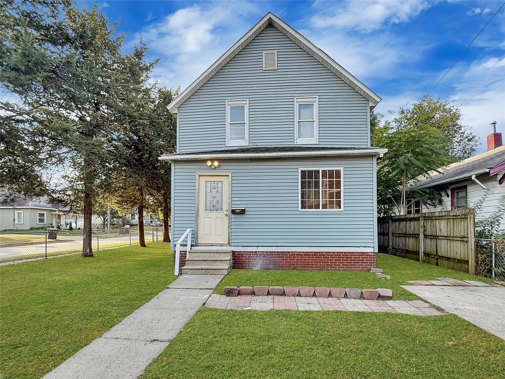 2445 Capitol Avenue, Des Moines, IA 50317