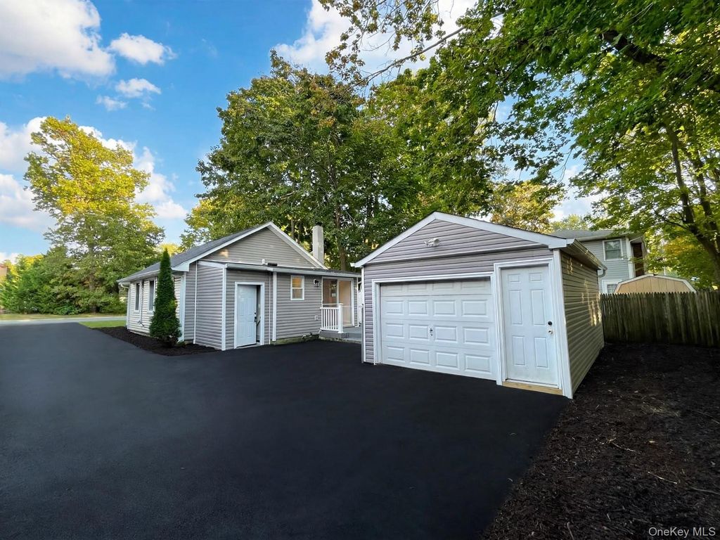 4 Garfield Court, Nesconset, NY 11767 — photo 4