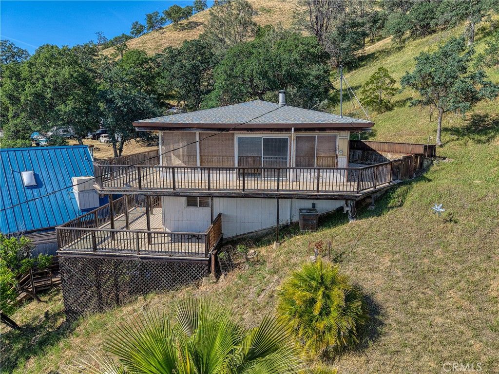 Image 2 of property listing at 12805 Lakeshore Drive, Clearlake, CA 95422