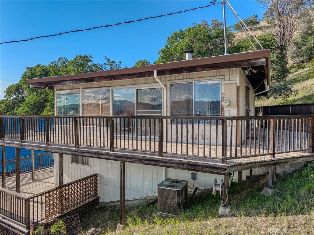 Image 5 of property listing at 12805 Lakeshore Drive, Clearlake, CA 95422